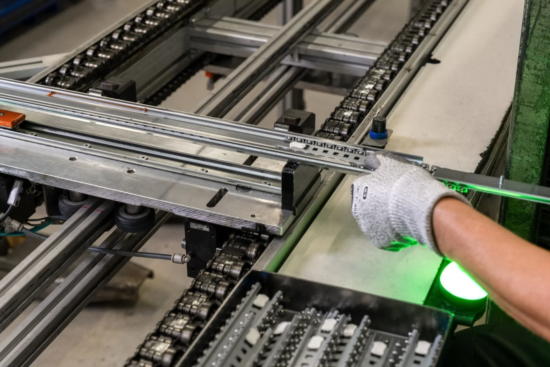 Drawer slides in production ball cages | Thomas Regout International