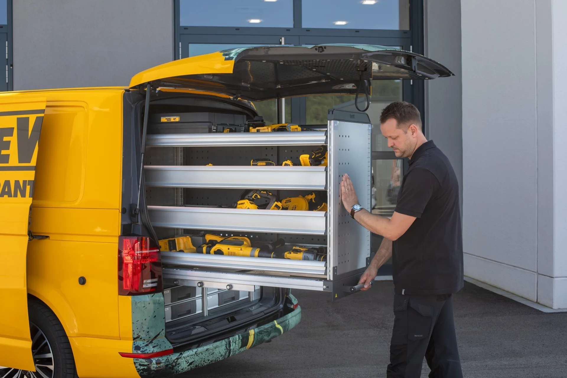 Heavy duty drawer slides for utility vehicles | Thomas Regout International