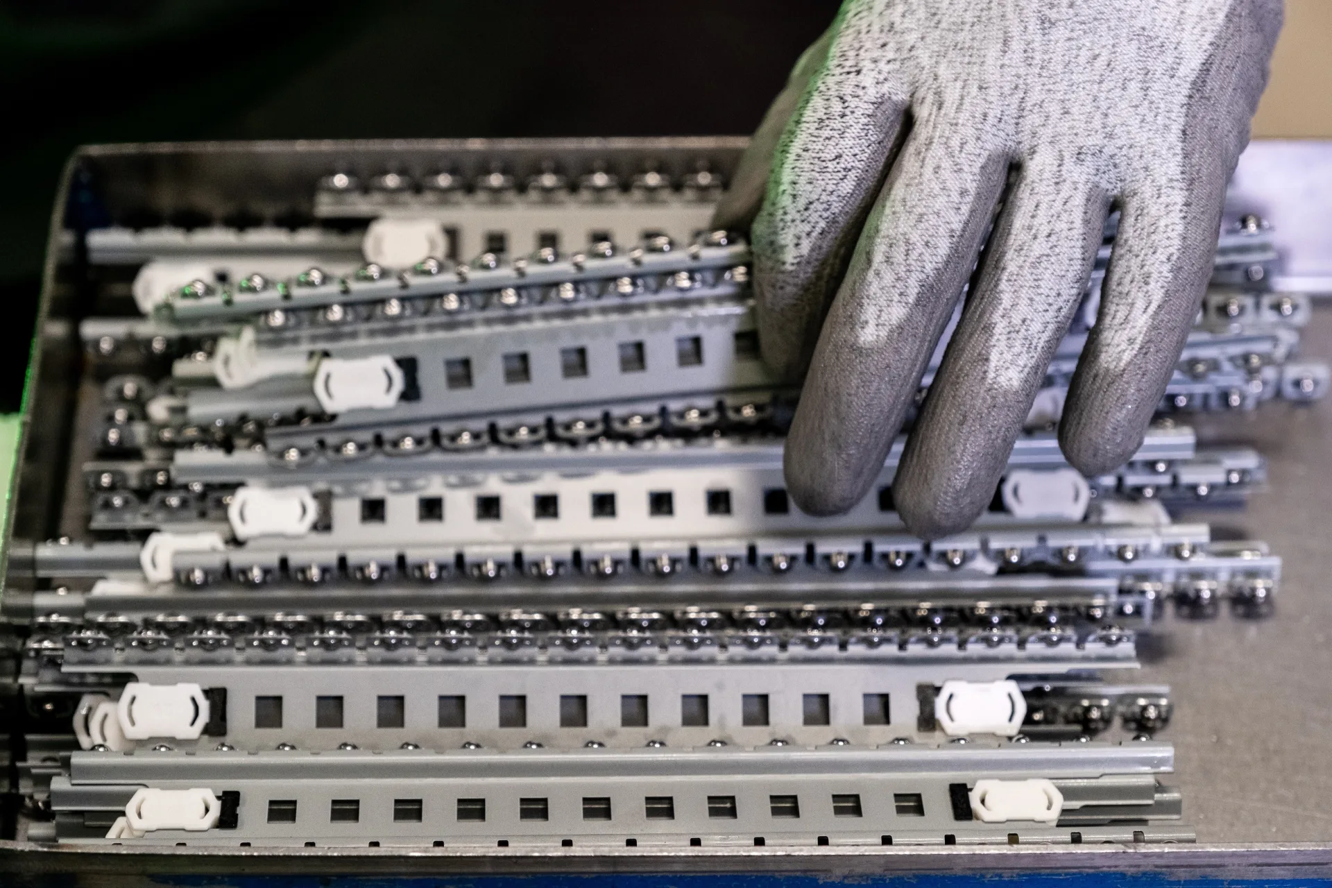 Ball bearings with hand | Thomas Regout International